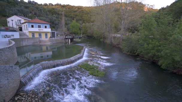 葡萄牙阿格洛尔的普拉亚河岸 有瀑布和水磨坊 — 图库视频影像