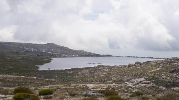 葡萄牙Serra Estrela的Lagoa Viriato景观 — 图库视频影像