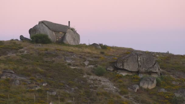 Casa Penedo Boulder House Στο Fafe Πορτογαλία Στο Ηλιοβασίλεμα — Αρχείο Βίντεο