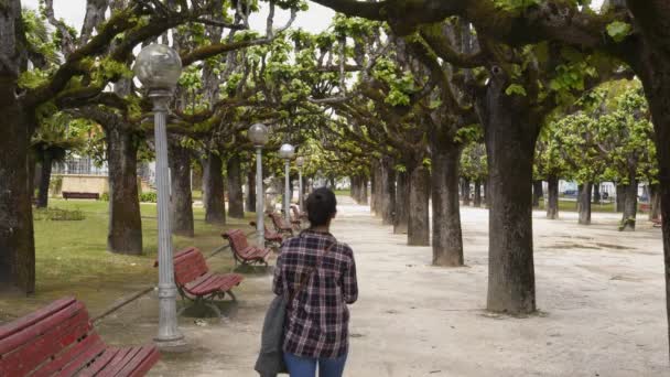 Viajante Mulher Caminhando Parque Manuel Braga Coimbra Portugal — Vídeo de Stock