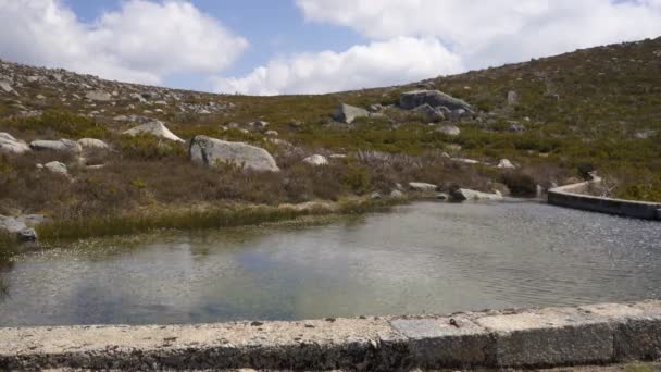 Escursionista Viaggiatrice Serra Estrela Itinerario Delle Lagune Paesaggistiche Portogallo — Video Stock