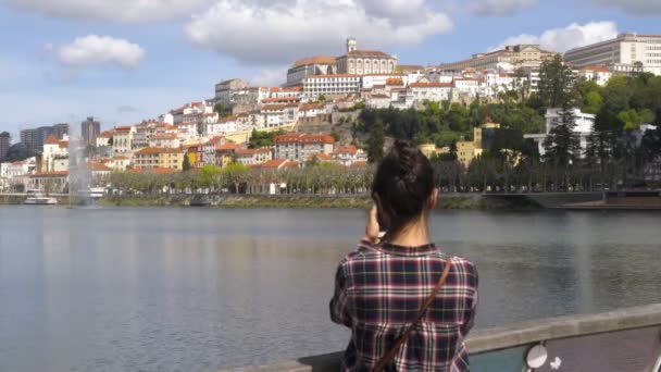 Женщина Путешественница Фотографируется Мобильного Телефона Коимбра Города Португалии — стоковое видео