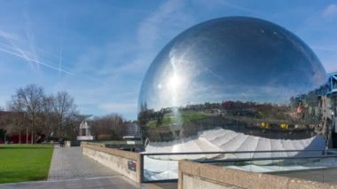 La Geode 'nin Parc de la Vilette' deki Zaman Çizelgesi 'nden geçen turistlerle