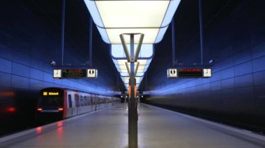 İnsanlar Hamburg 'daki Speicherstadt bölgesindeki Hafencity Üniversitesi metro istasyonunda yürüyor ve bekliyor.