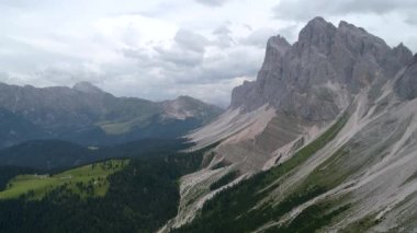 Santa Magdalena St Maddalena Val di Funes in Dolomites İtalyan Alpleri 'nde Furchetta dağ zirvesi olan hava aracı videosu