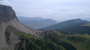 Santa Magdalena St Maddalena 'nın Dolomite İtalyan Alplerindeki Hava Aracı videosu.