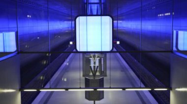 İnsanlar Hamburg 'daki Speicherstadt bölgesindeki Hafencity Üniversitesi metro istasyonunda yürüyor ve bekliyor.