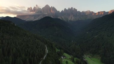 Santa Magdalena St Maddalena Val di Funes in Dolomites İtalyan Alpleri 'nde Furchetta dağ zirvesi olan hava aracı videosu