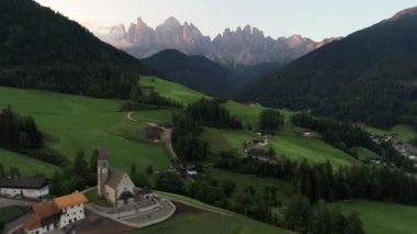 Santa Magdalena St Maddalena Val di Funes in Dolomites İtalyan Alpleri 'nde Furchetta dağ zirvesi olan hava aracı videosu