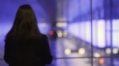 Speicherstadt bölgesindeki Hafencity Üniversitesi metro istasyonunda yürüyen ve bekleyen insanlarla birlikte metro bekleyen bir kadının videosu.