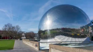 La Geode 'nin Parc de la Vilette' deki Zaman Çizelgesi 'nden geçen turistlerle