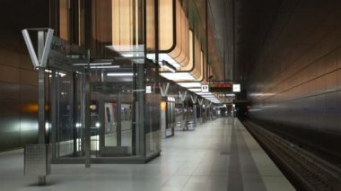 İnsanlar Hamburg 'daki Speicherstadt bölgesindeki Hafencity Üniversitesi metro istasyonunda yürüyor ve bekliyor.