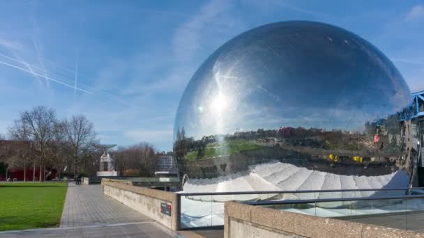 Geode Időeltolódása Parc Vilette Ben Arra Járó Turistákkal — Stock videók