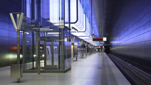 Nsanlar Hamburg Daki Speicherstadt Bölgesindeki Hafencity Üniversitesi Metro Istasyonunda Yürüyor — Stok video