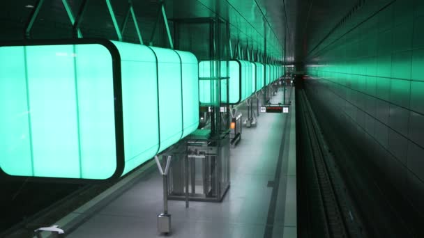 Nsanlar Hamburg Daki Speicherstadt Bölgesindeki Hafencity Üniversitesi Metro Istasyonunda Yürüyor — Stok video