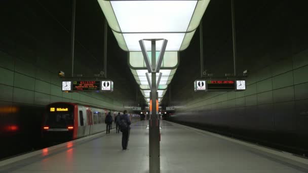 Mensen Wandelen Wachten Het Metrostation Aan Hafencity University Regio Speicherstadt — Stockvideo