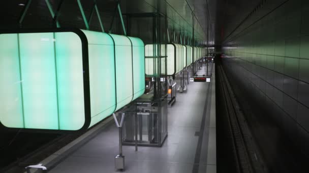 Mensen Wandelen Wachten Het Metrostation Aan Hafencity University Regio Speicherstadt — Stockvideo