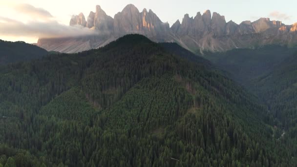 背景为意大利多洛美地圣玛格达莱娜谷 Santa Magdalena Maddalena Val Funes 的空中无人机视频 — 图库视频影像
