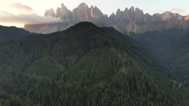 Drone Aéreo Vídeo Santa Magdalena Maddalena Val Funes Dolomitas Alpes — Vídeo de Stock