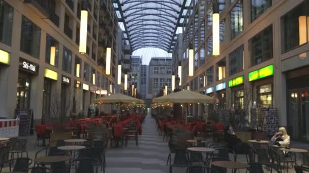 Vídeo Uma Praça Centro Comercial Uma Rua Berlim Entre Edifícios — Vídeo de Stock