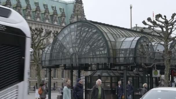 People Passing Road City Hall Hamburg Bus Station Cloudy Day — Stock Video