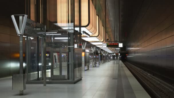 Människor Promenader Och Väntar Tunnelbanestationen Vid Hafencity University Speicherstadt Området — Stockvideo