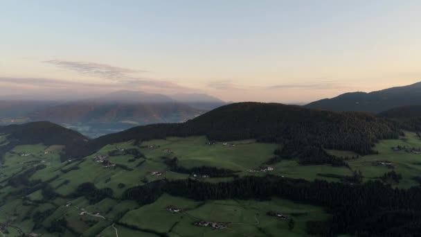 Aerial Drone Video Santa Magdalena Santa Maddalena Val Funes Dolomitas — Vídeo de stock