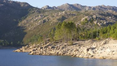 Vilarinho da Furna 'daki baraj gölü Geres Ulusal Parkı' ndaki güzel doğa manzarası, Portekiz