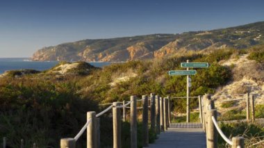 Praia Guincho Sahili 'nde sahil şeridine ve kum tepelerine giden patika.