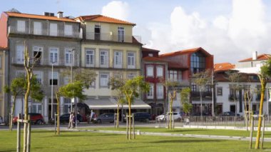Viana do Castelo şehir merkezi Portekiz 'deki güzel renkli binalar