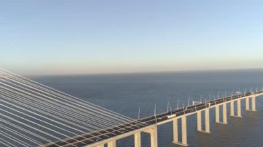 Ponte Vasco da Gama Köprüsü 'nün yanından geçen arabaların hava aracı görüntüleri.