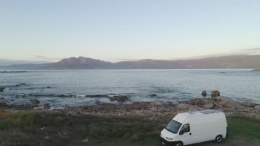 İspanya 'nın Galiza kentindeki dağlarla dolu bir deniz manzaralı karavan karavanı.