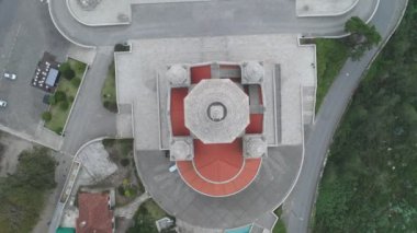 Santa Luzia Kilisesi Sığınma İnsansız Hava Aracı yukarıdan görünüyor. Viana do Castelo, Portekiz 'de sis var.
