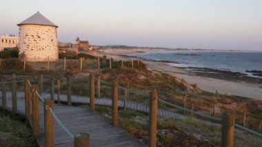 Moinhos de Apulia değirmenleri, Portekiz plajı yakınlarında.