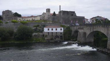 Portekiz 'de Barcelos, değirmen ve köprü manzaralı