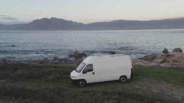 İspanya 'nın Galiza kentindeki dağlarla dolu bir deniz manzaralı karavan karavanı.