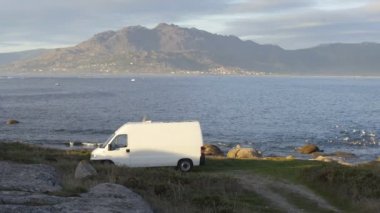 İspanya, Galiza 'da yaşayan dağlarla dolu bir deniz manzaralı karavan karavanı manzarası