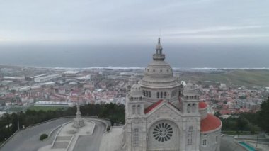 Santa Luzia Kilisesi insansız hava aracı görüntüsü Viana do Castelo 'da arka planda, Portekiz' de