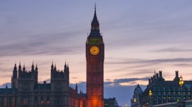 Gün batımında Westminster Sarayı 'nda Elizabeth Tower Big Ben' in yakınlaşması.