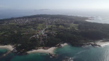 Arousa Adası cennet insansız hava aracı İspanya 'da denizde tekneleri ve güzel sahil manzarası olan turkuaz su üzerinde.