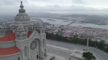 Santa Luzia Kilisesi insansız hava aracı görüntüsü Viana do Castelo 'da arka planda, Portekiz' de