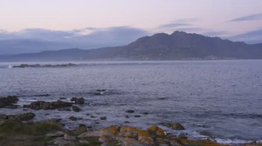 İspanya 'nın Galiza kentindeki dağlarla ve Atlantik okyanusuyla gün batımında güzel huzurlu manzara manzarası