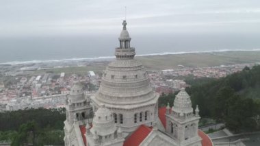 Santa Luzia Kilisesi insansız hava aracı görüntüsü Viana do Castelo 'da arka planda, Portekiz' de