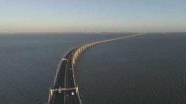 Ponte Vasco da Gama Köprüsü 'nün yanından geçen arabaların hava aracı görüntüleri.