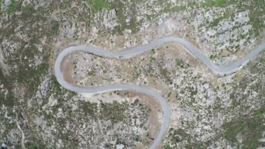 Portekiz 'in Geres kentindeki doğal parkın üzerinden geçen arabalarla yukarıdan insansız hava aracı görüntüsü.