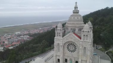 Santa Luzia Kilisesi insansız hava aracı görüntüsü Viana do Castelo 'da arka planda, Portekiz' de