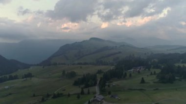 İtalyan Alpleri 'ndeki Schlern Massiccio dello Sciliar Dolomitleri' nin ön planda uçan kuşlarla ilgili hava aracı videosu.