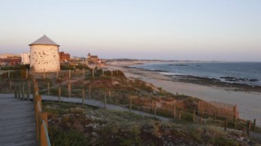 Moinhos de Apulia değirmenleri, Portekiz plajı yakınlarında.
