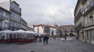 Viana do Castelo şehir merkezi, Portekiz 'deki Praca da republica plaza ve kilise binaları.