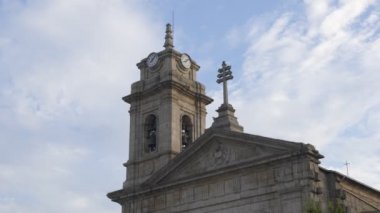 Portekiz, Guimaraes 'deki Aziz Peter Sao Pedro Bazilika kilise kulesi.